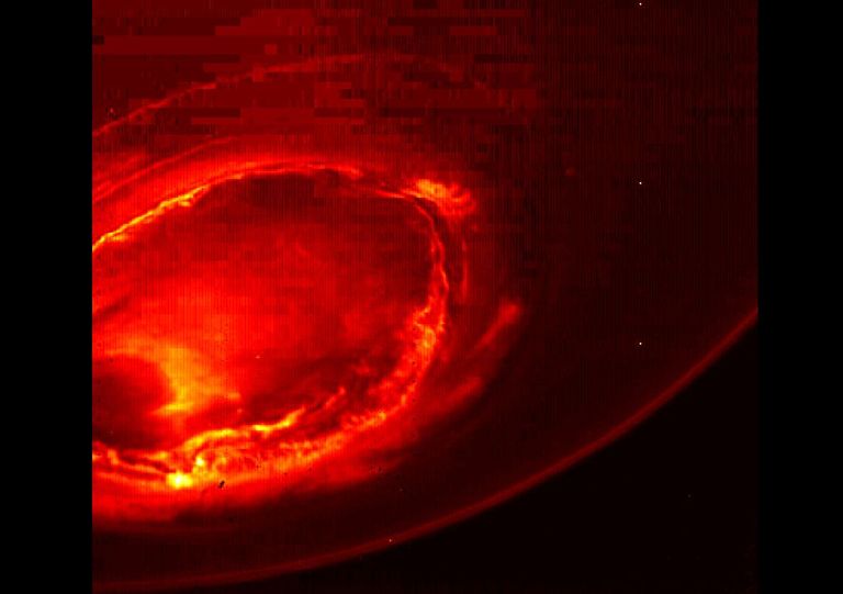 Jupiteri lõunapooluse virmalised nähtuna Juno infrapunakaamerast. Planeedi lõuna-auroora ei paista Maalt ära, kuna meie planeet on Jupiteri lõunapooluse suhtes vales asendis. Seetõttu on Juno planeedi ümber tiirlemine ainulaadne võimalus näha gaasihiiglase atmosfääri selliseid omapärasid.