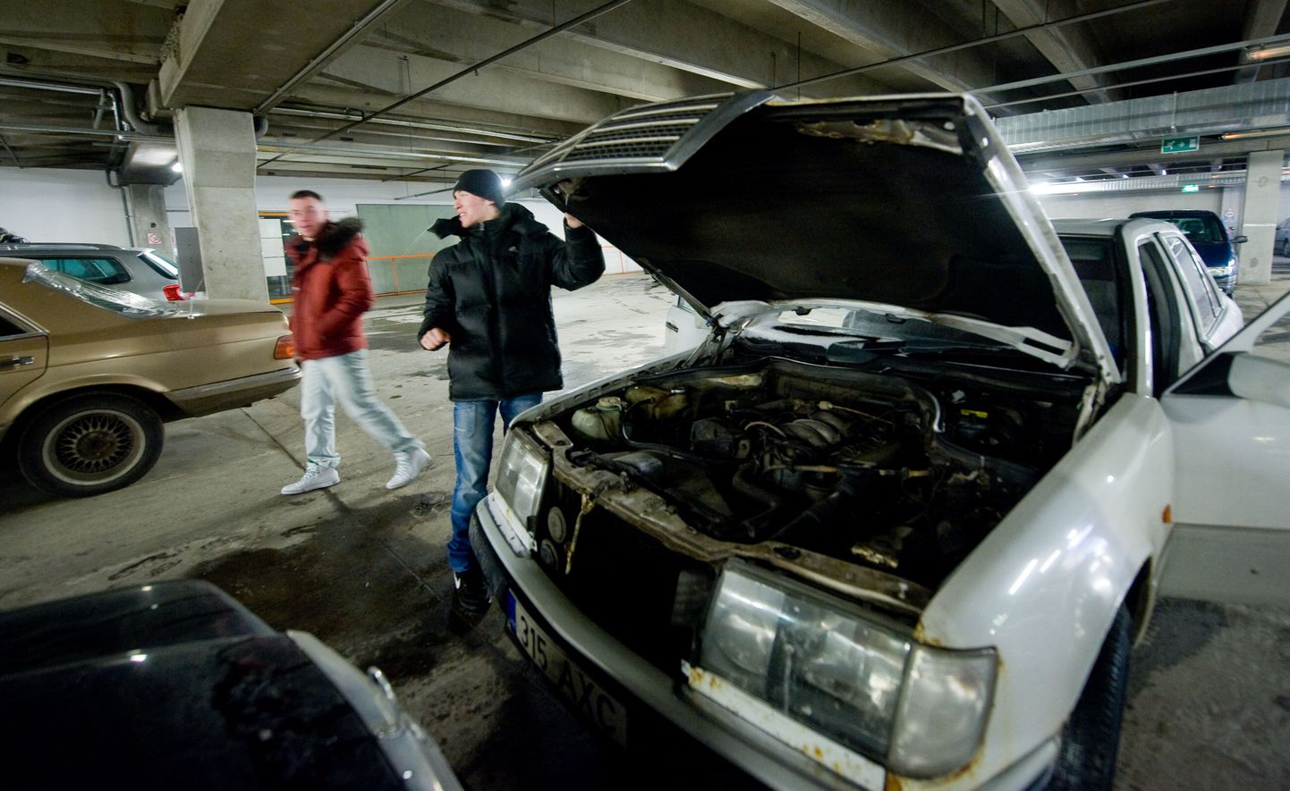 Mustamäelane Sergei Žakin tõi oma Mercedese sõiduauto sõbra abiga maa-alusesse parklasse soojenema.
