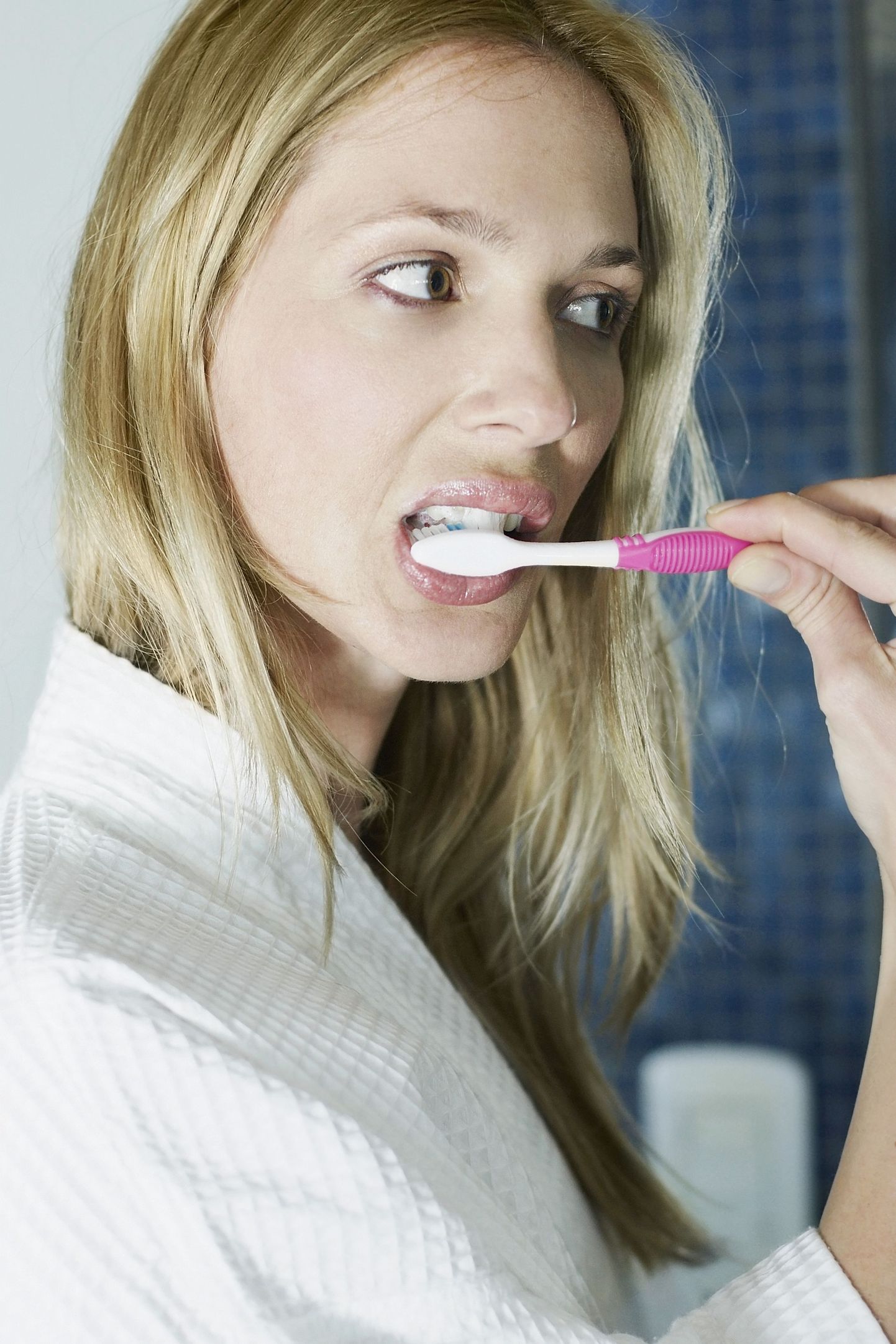Liiga tugevalt harjamise vältimiseks tuleks hambaharja hoida nagu pliiatsit - kasutades vaid sõrmeotsi.
