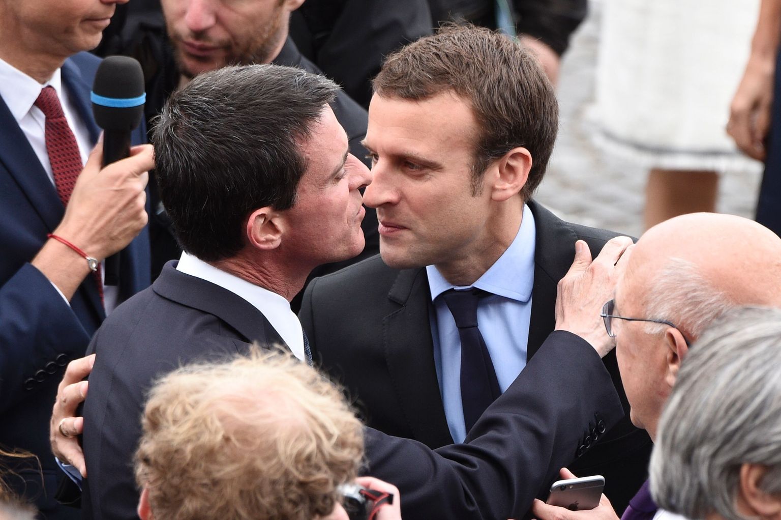 Prantsuse peaminister Manuel Valls (vasakul) ja majandusminister Emmanuel Macron eile Pariisis.