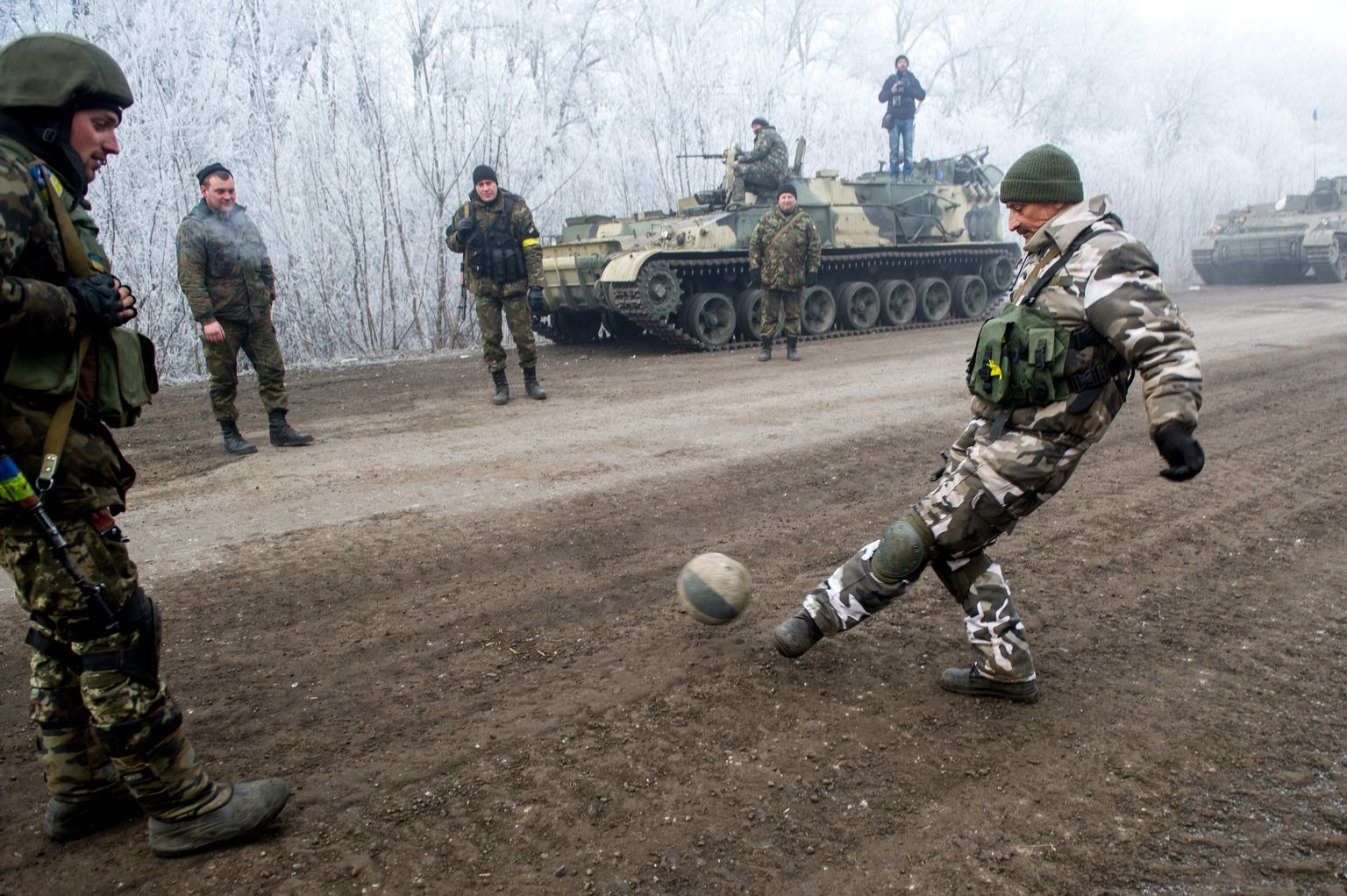 Ukraina sõdurid mängimas eile Debaltsevesse viivas Svitlodarskis jalgpalli.