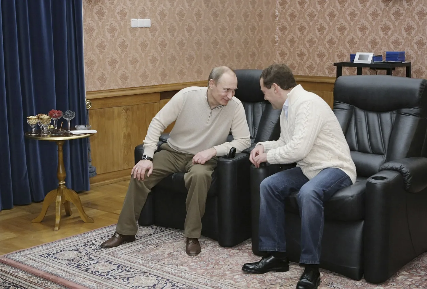 Vladimir Putin ja Dmitri Medvedev (paremal)