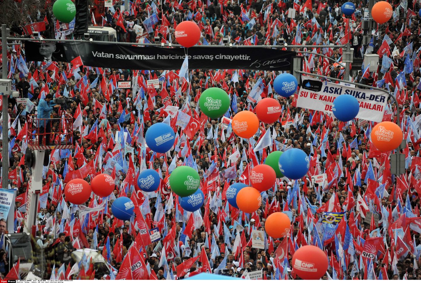 Valimispäeva meeleolud Ankaras Tandogani väljakul.