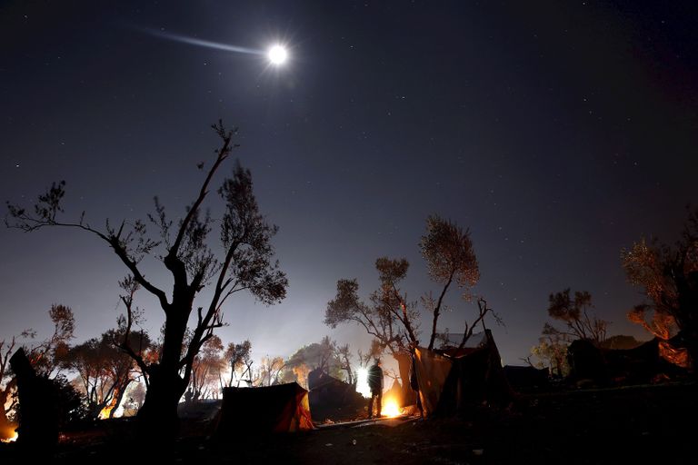 Põgenikud Kreekas Lesbose saarel sooja saamiseks lõket tegemas. Foto on tehtud novembri keskpaigas.