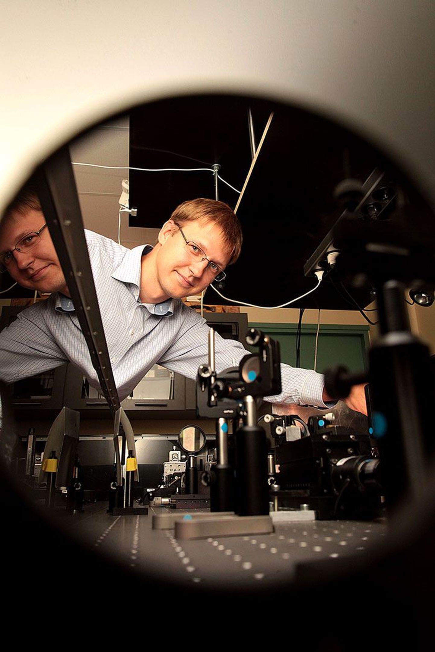 TÜ füüsikainstituudi füüsikalise optika laboris näidati 1997. aastal esimest korda eksperimentaalselt, et erilisel viisil tekitatud valgusimpulss võib levida valgusest kiiremini. Samas laboris näitab Peeter Piksarv seadet, millega ta mõõtis ja analüüsis sarnaseid impulsse doktoritöö jaoks.