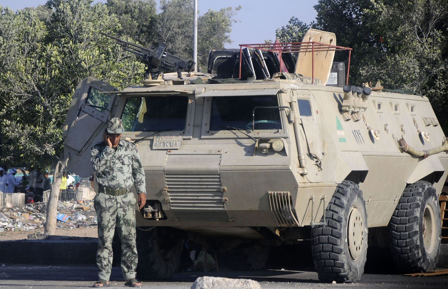 Egiptuse julgeolekujõudude sõdur soomuki juures Siinai poolsaarel.