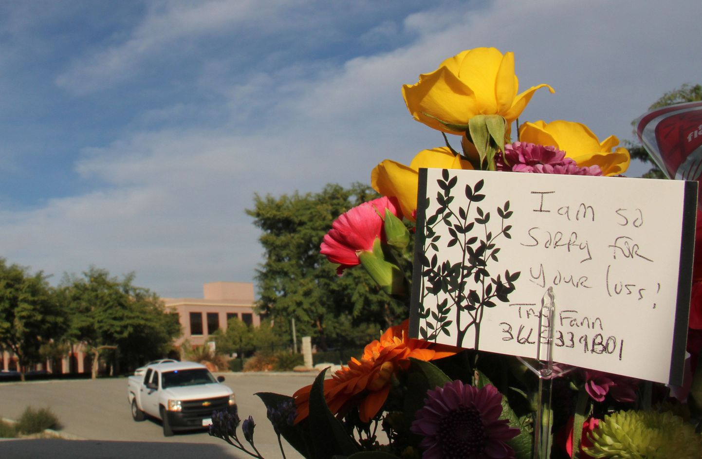 Hukkunute mälestuseks toodud lilled San Bernardino Inland Regional Centeri juures