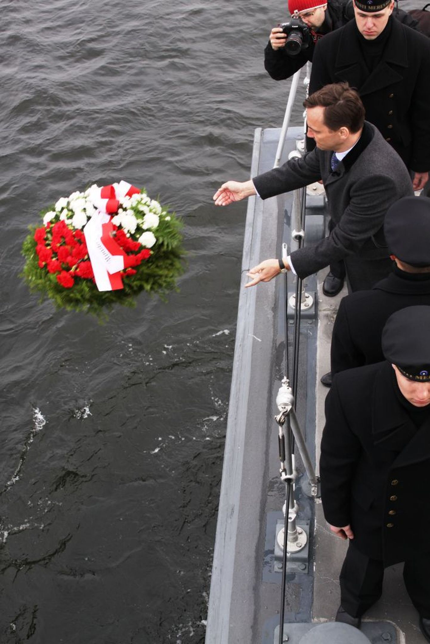 Poola välisminister Radoslaw Sikorski asetas Tallinna lahele pärja Poola allveelaeva Orzeli auks.
