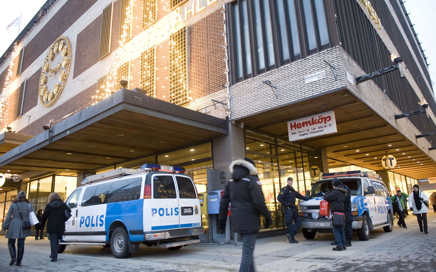 Politseiautod Stockholmis  Drottninggatanil detsembris 2010, kui uuriti islamisti korraldatud terrorirünnakut.
