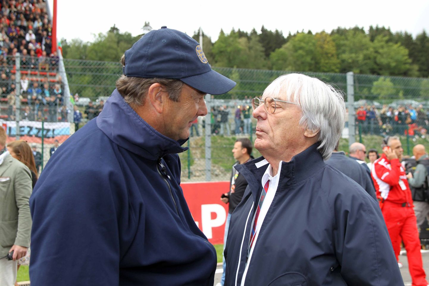 Bernie Ecclestone (paremal) vestlemas kunagise vormel-1 piloodi Nigel Manselliga