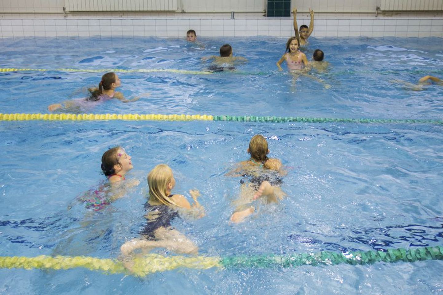 Et lapsed õpiksid ujulas tõepoolest ujuma, oleks vaja vähemalt 40 algõpetuse tundi. Seni lepivad paljud maakonna koolid 10–15 tunniga.