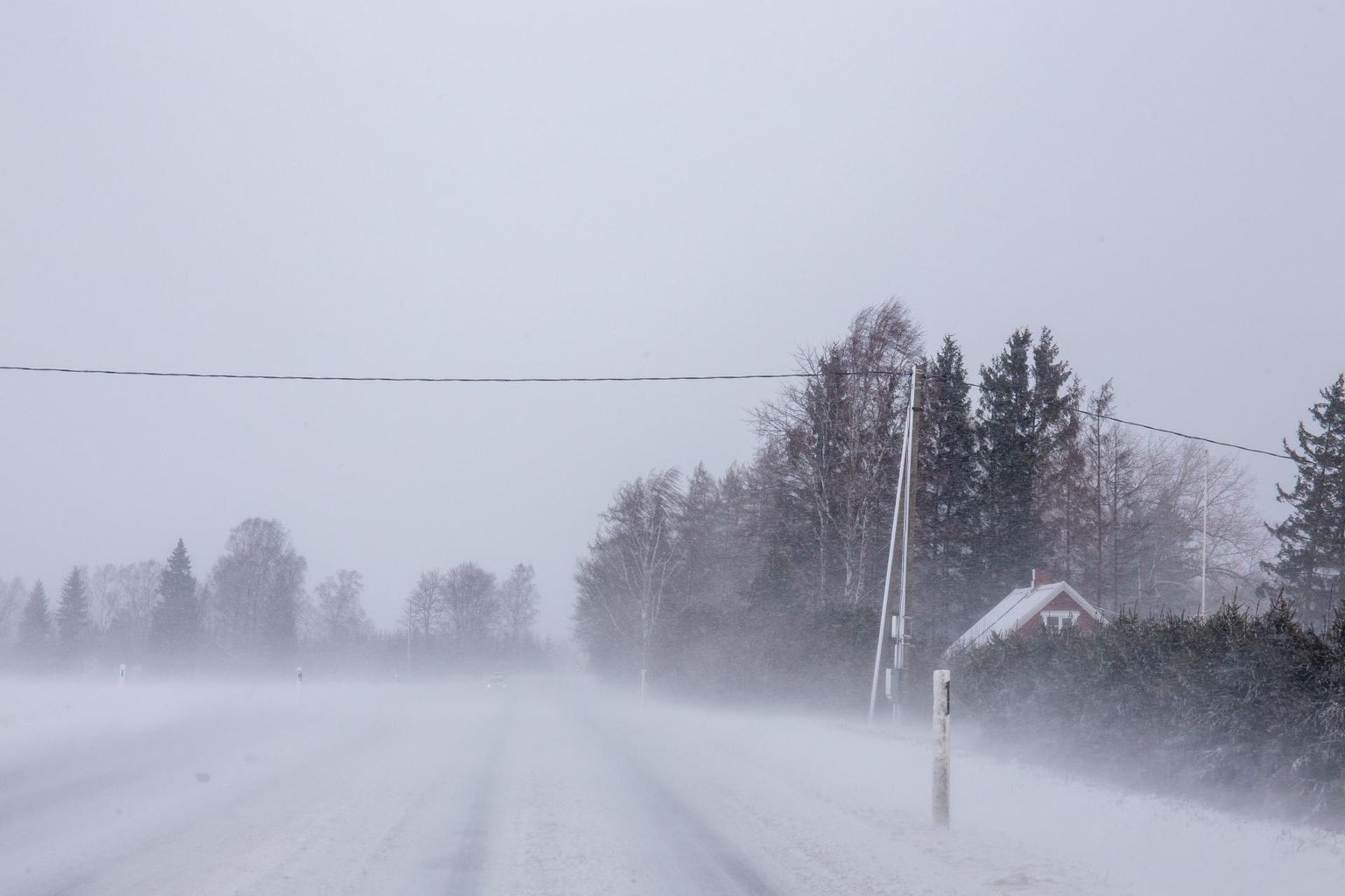 Tuisk muudab teeolud raskeks.