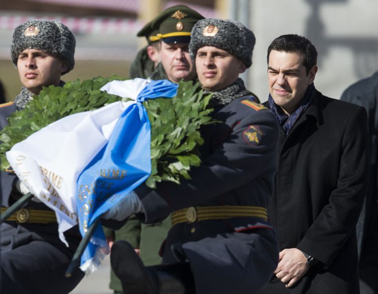 Alexis Tsiprase ees kandsid Kreeka lipuvärvides lindiga pärga Vene sõdurid. 