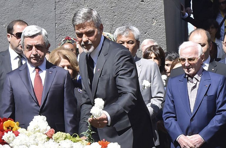 Armēnijas prezidents Seržs Sargsjans, aktieris Džordžs Klūnijs un Šarls Aznavūrs 2016. gada 24. aprīlī noliek ziedus, lai godinātu Armēņu genocīda upurus