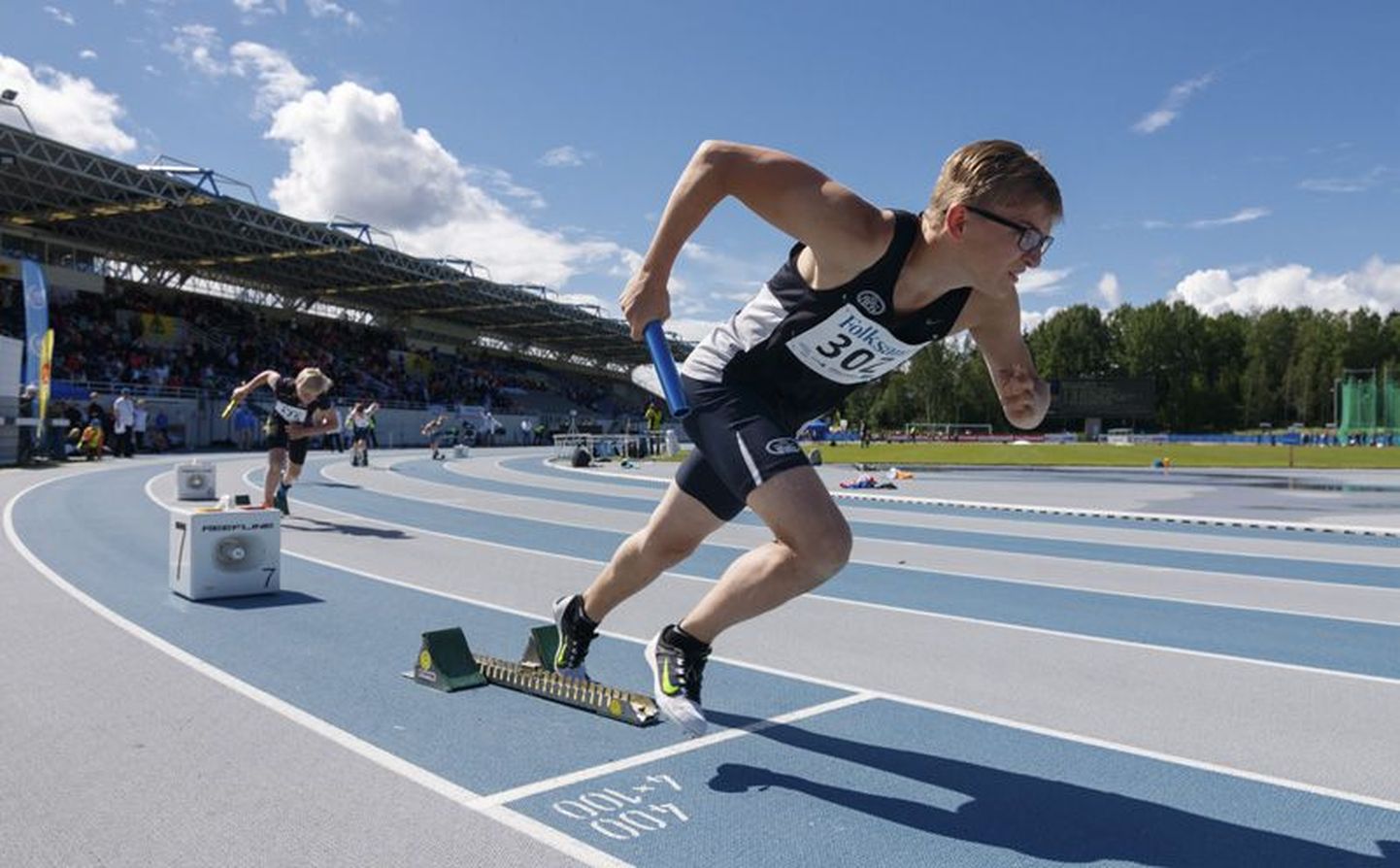 Matthias Endre Lind jooksis vanemate poiste 4 x 100 m teatejooksu meeskonnas avavahetust.