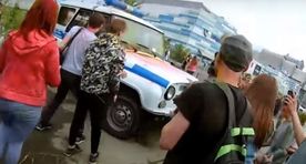 Видео: в России школьники атаковали автомобиль полиции