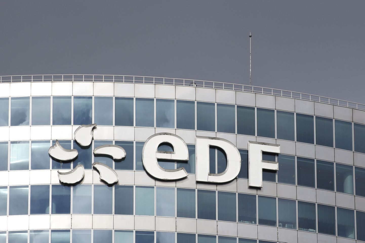 Electricite de France (EDF) logo Pariisi büroohoonel.