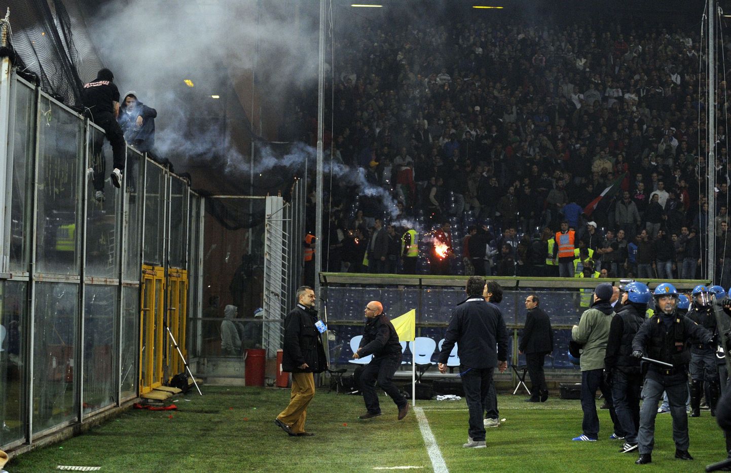 Serbia fännid viskasid Genoa staadionile mängu ajal rakette