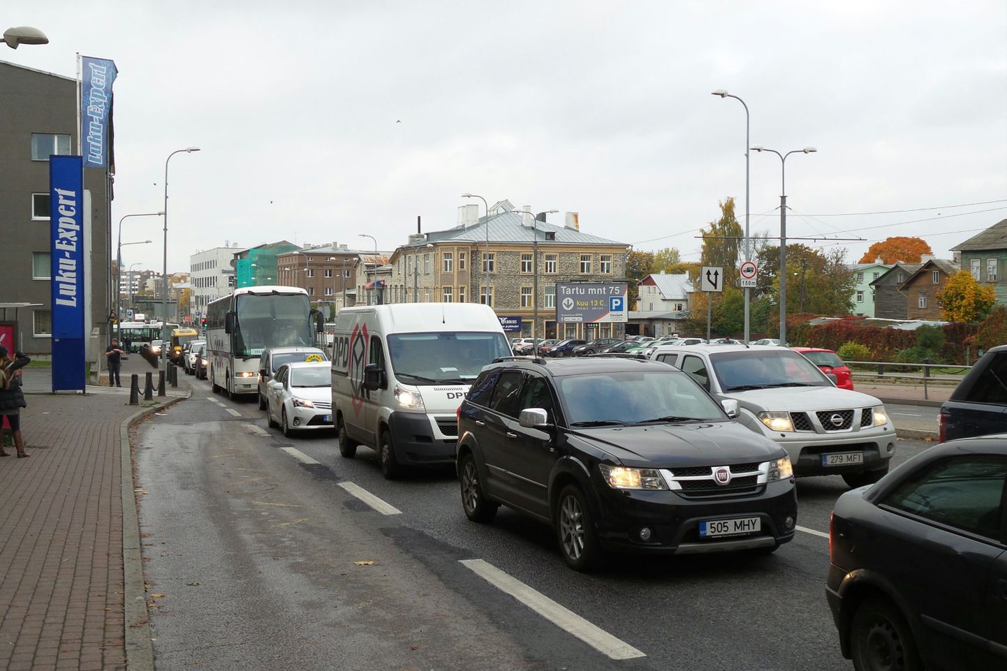 Автомобили на Тартуском шоссе перед развязкой Юлемисте.