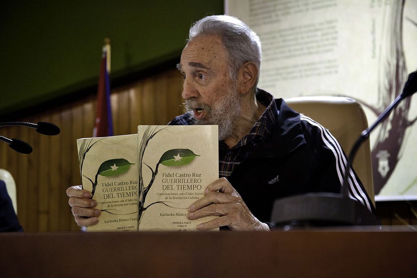 Kuuba endine juht Fidel Castro oma autobiograafiat esitlemas