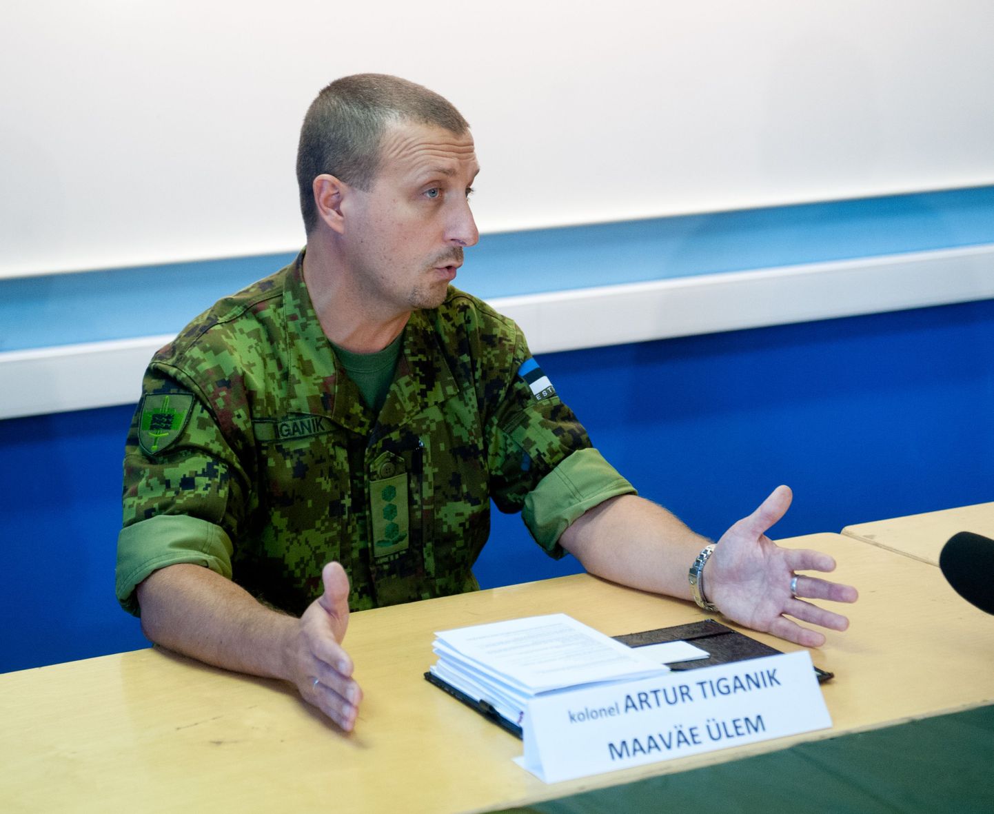 Maaväe ülem kolonel Artur Tiganik juurdlustulemusi tutvustamas.