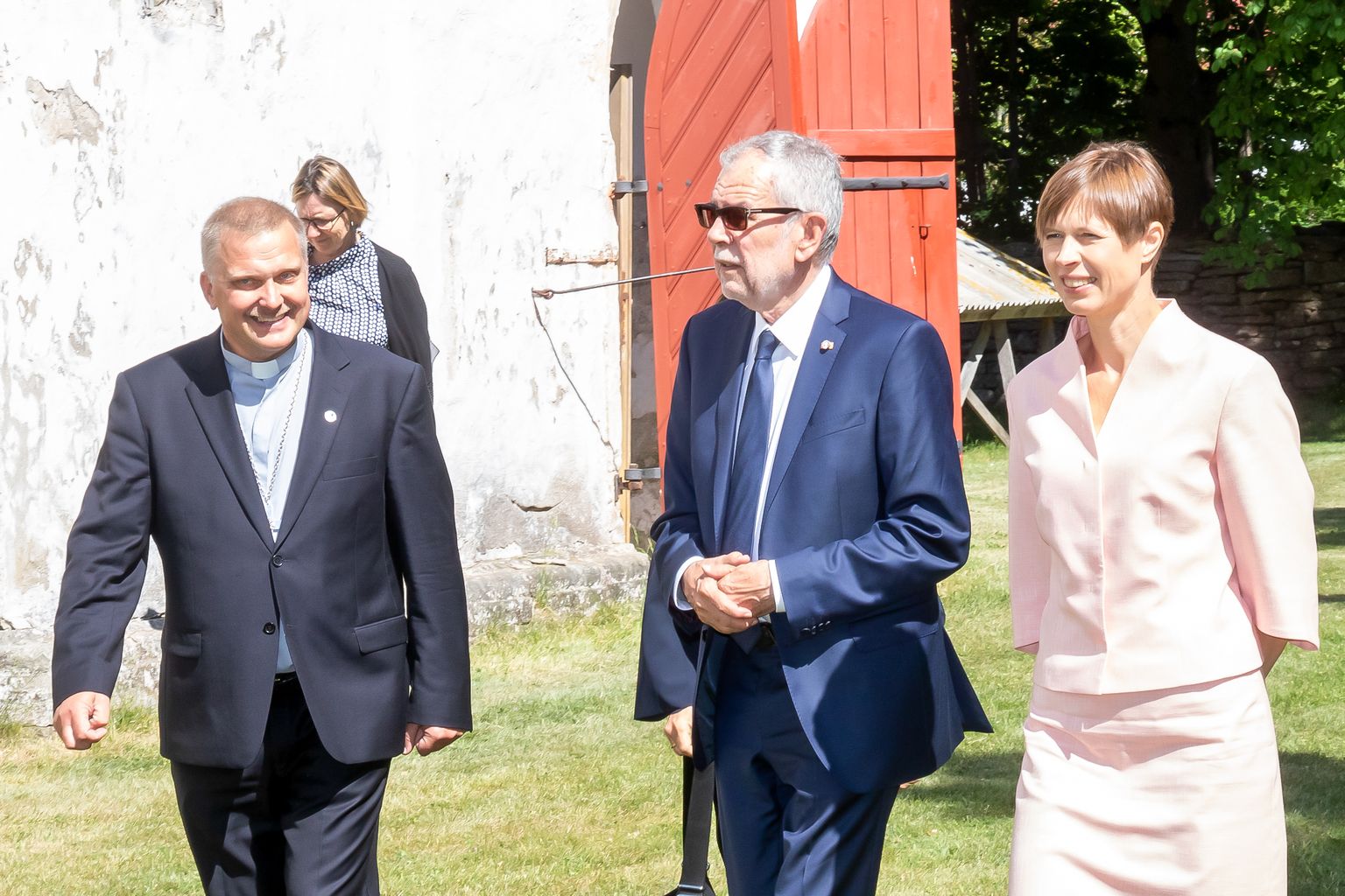 NAUTISID HETKI PÜHAKOJAS: Esialgu planeeritud 15 minuti pikkune Kihelkonna visiit venis kokkuvõttes ligi 40 minutile. Rene Reinsoo (vasakult) andis president van der Bellenile ja president Kersti Kaljulaidile lühiülevaate kiriku ajaloost ja praegustest tegemistest.
IRINA MÄGI