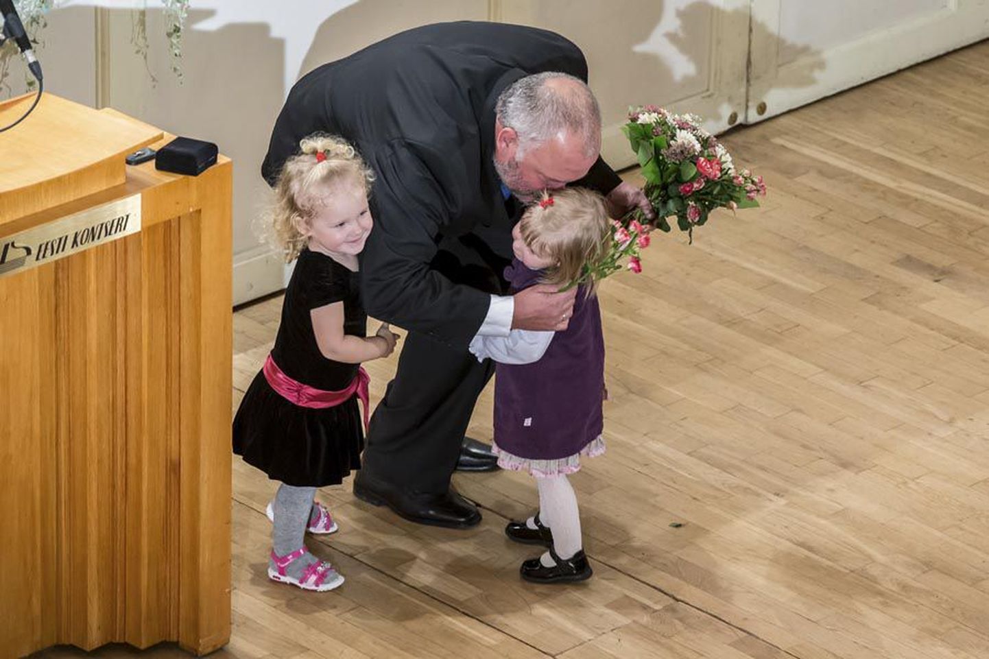 Kalevi Kaur on nelja lapse isa ja neljakordne vanaisa. Kui ta pühapäeval Tallinnas Estonia kontserdisaalis autasu vastu oli võtnud ja kõne pidanud, jooksid lapselapsed talle riburada pidi lilli viima ja teda kallistama.
