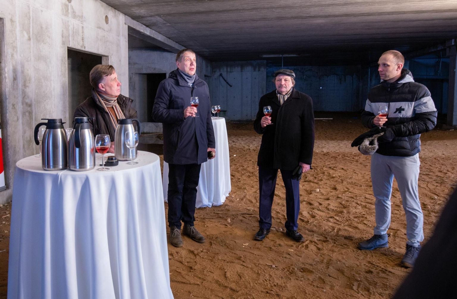 Jaanuari esimesel poolel Viljandi uue haigla teise ehitajaga lepingu sõlmimisel osales nõukogu liikmena veel Helmut Hallemaa (paremalt teine), aga sellest nädalast ta enam nõukokku ei kuulu.
