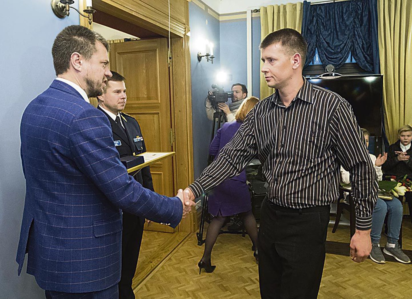 Justiitsminister Urmas Reinsalu andis eile Erko Tuhkanenile (paremal) kodanikujulguse aumärgi.