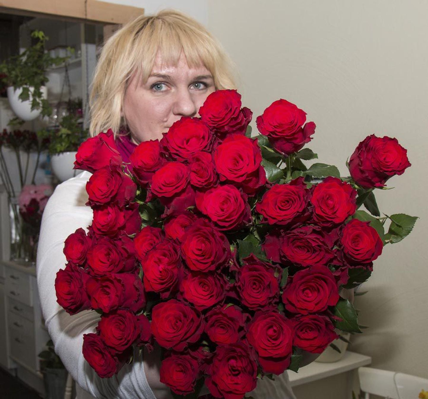 Lumiroosi lillepoe florist Tiina Rauk oli äsja valmis saanud uhke tellimustöö: 35 punase roosiga kimbu.