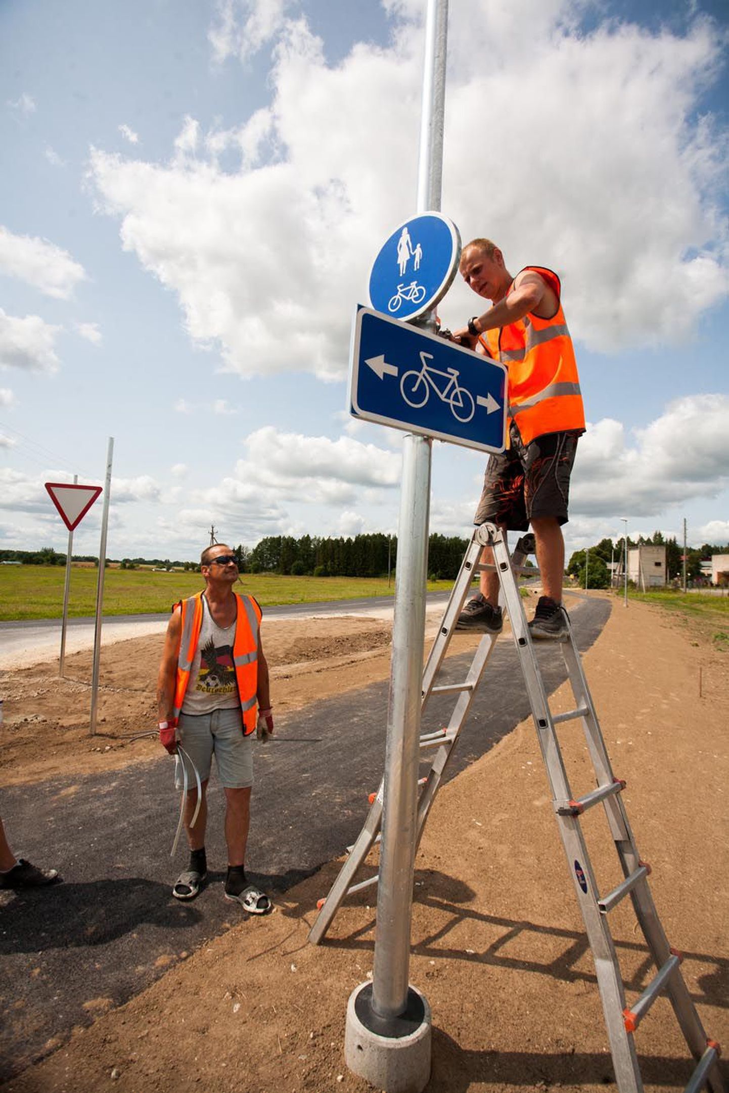 KiirWarren.KL OÜ töömehed paigaldasid eile Järva-Jaani jalg-ja jalgrattateel liiklusmärke. Pildile on jäänud Marko Viitla.