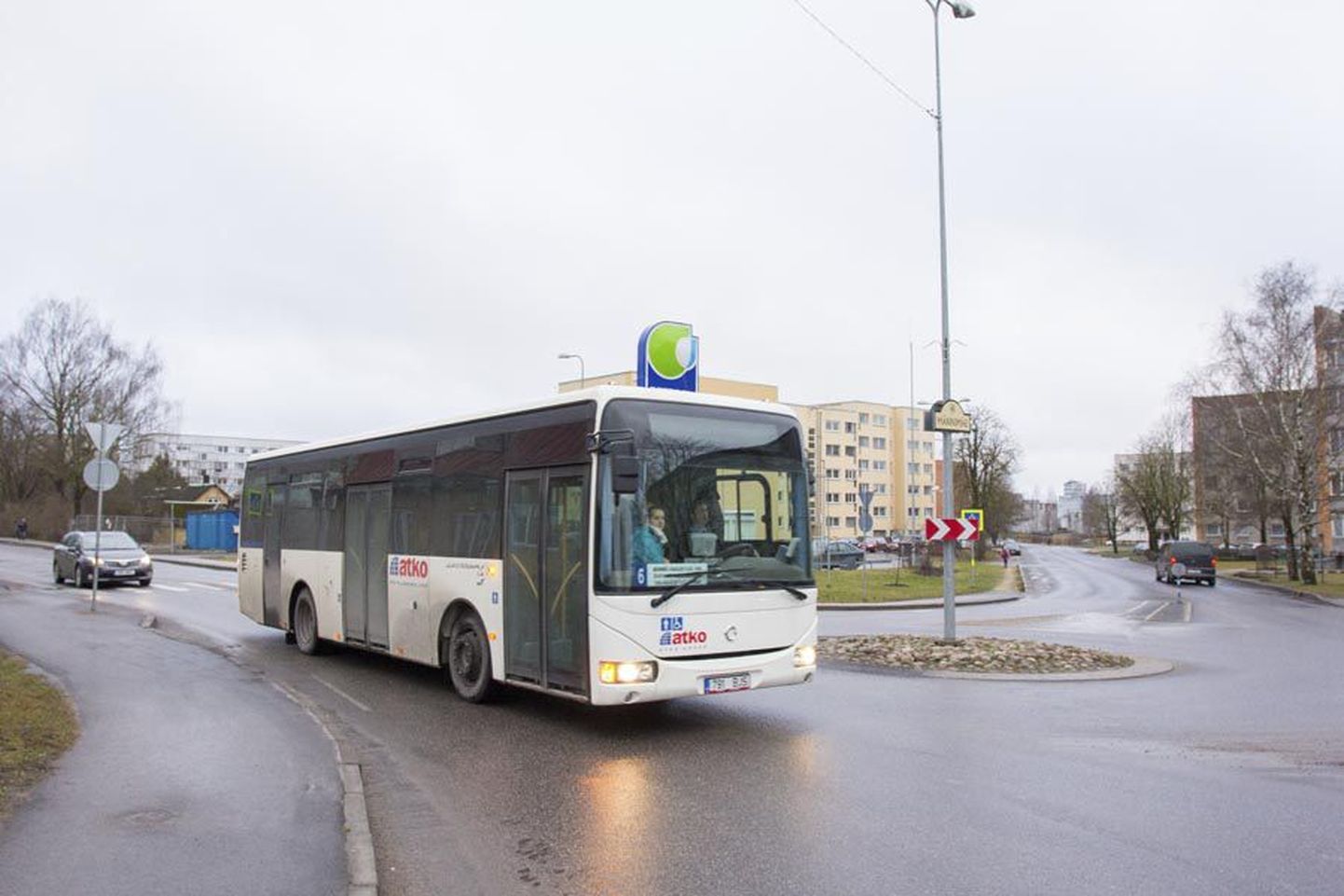 Viljandis Reinu tee ja Riia maantee ringristmikul järsult pidurdanud bussis kukkus naine peaga vastu bussiseina ja vajas kiirabi.