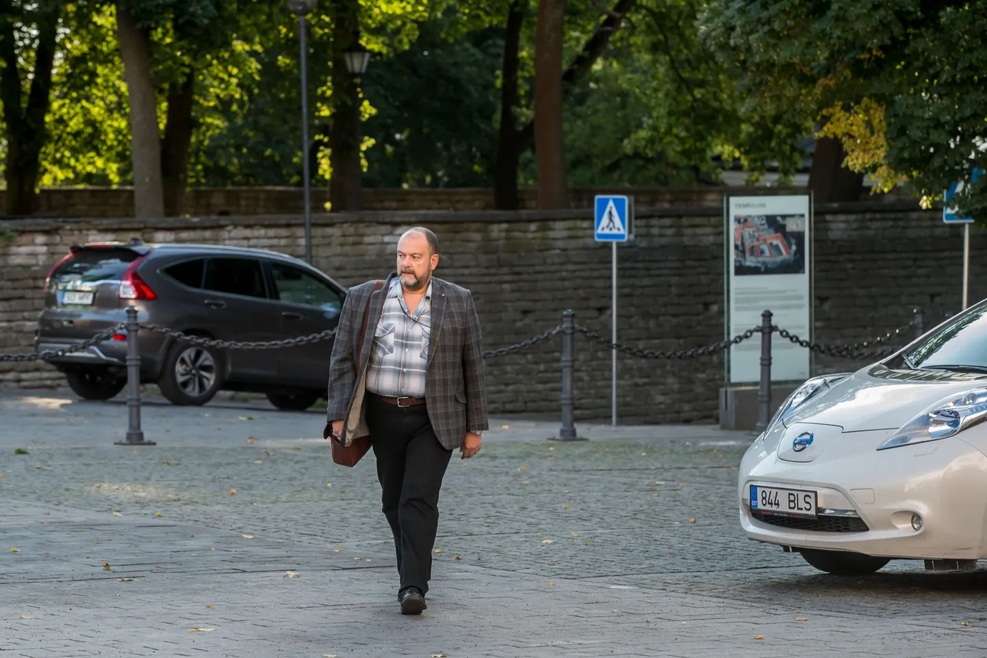 Kui Postimees ülemöödunud nädalal riigikogu liikmete autoparki üles pildistas, oli Stalnuhhin üks neist, kes tööle hoopis jala tuli.