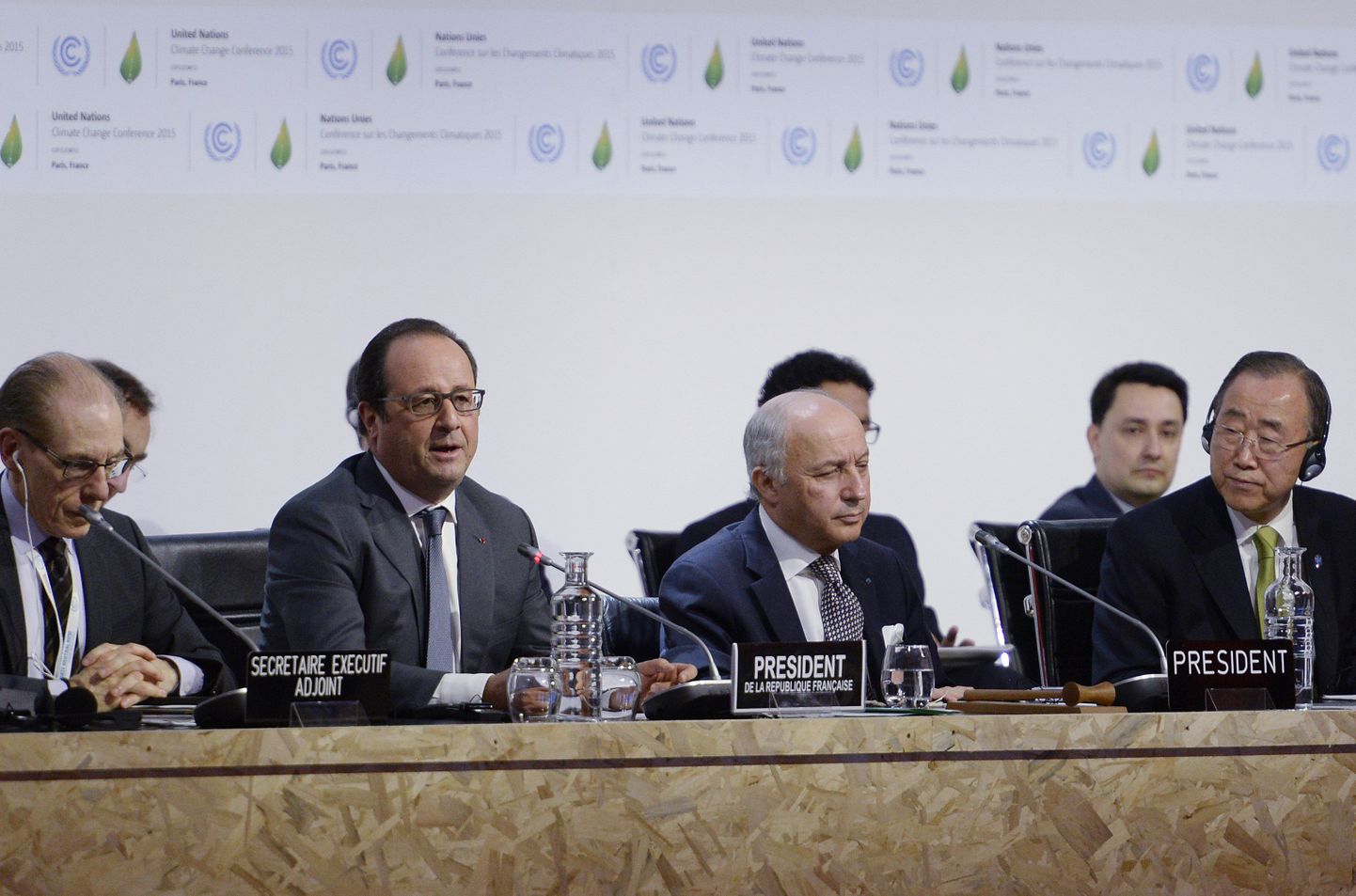Prantsusmaa presidendi Francois Hollande' (vasakult teine)sõnavõtt Pariisi kliimakonverentsil. Temast paremal istuvad läbirääkimiste juht ja Prantsusmaa väliminister Laurent Fabius ning ÜRO peasekretär Ban Ki-moon.