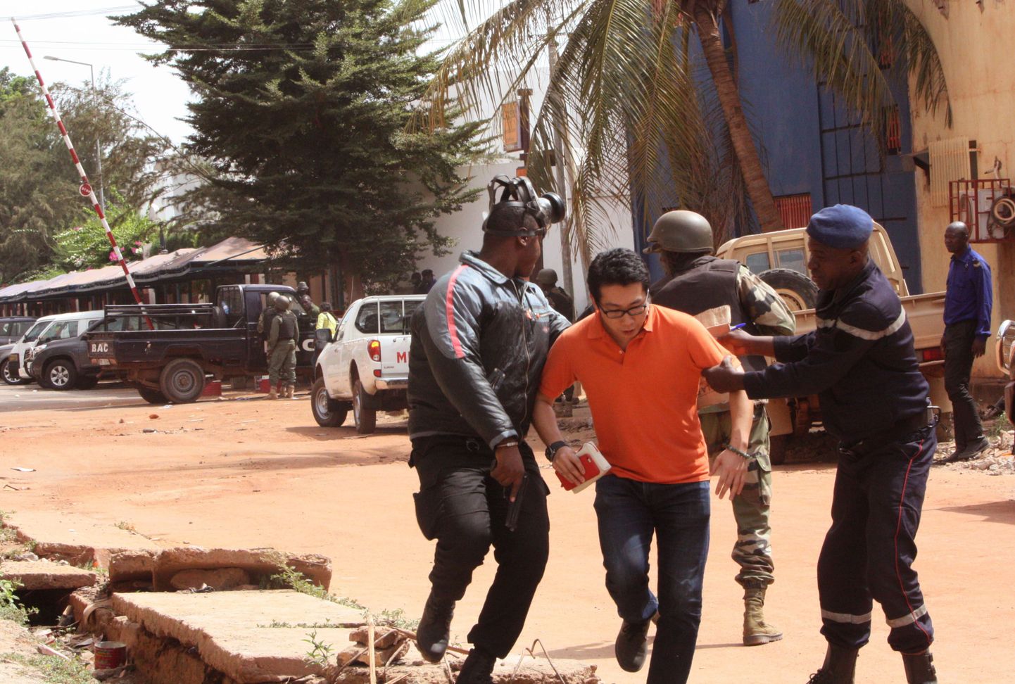 20. novembril Bamako Radisson Blu rünnaku ajal terroristide eest põgenenud hotellikülastaja Mali sõduritega.