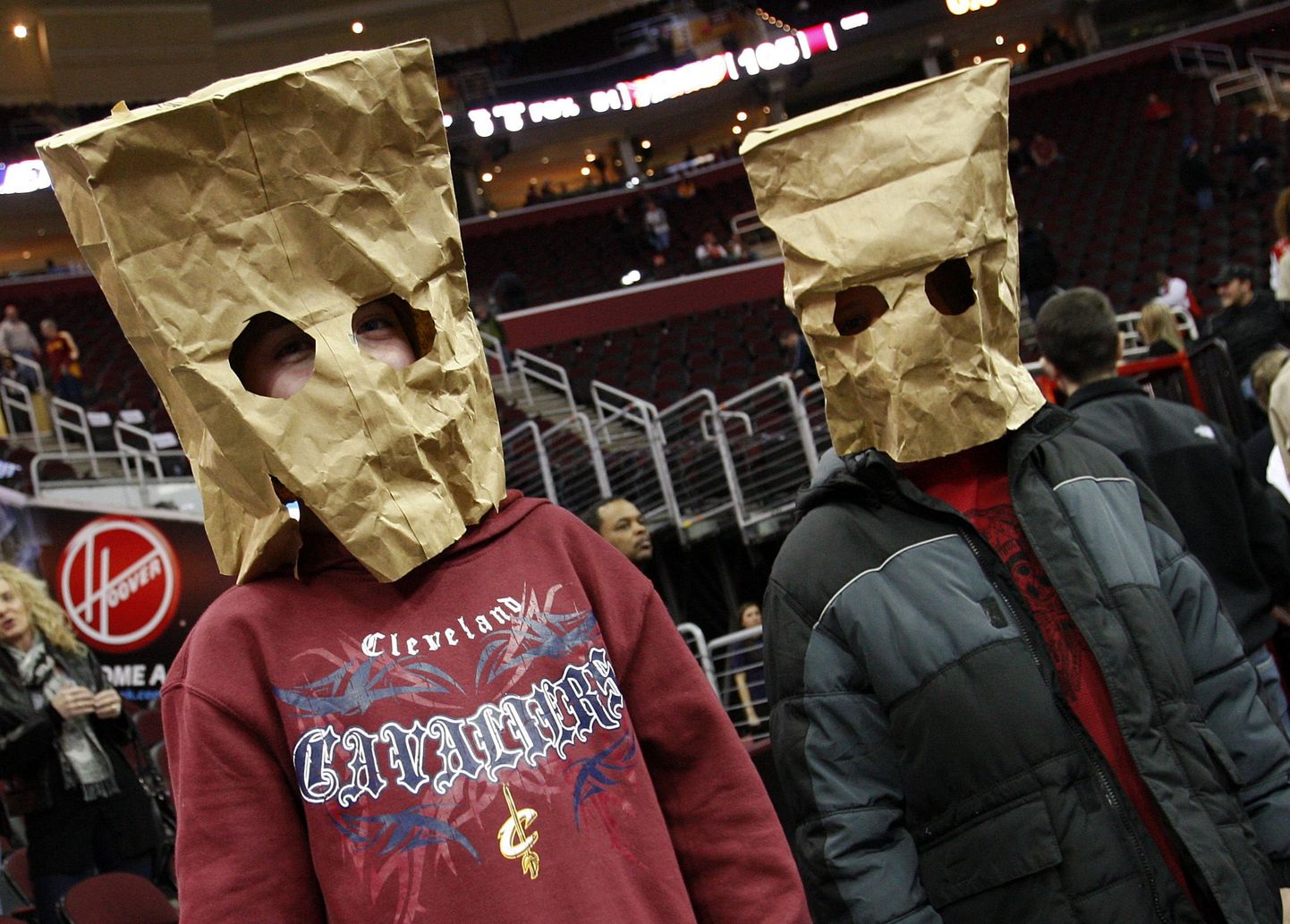 Cleveland Cavaliersi noored fännid näitavad oma suhtumist meeskonna ebaedusse.