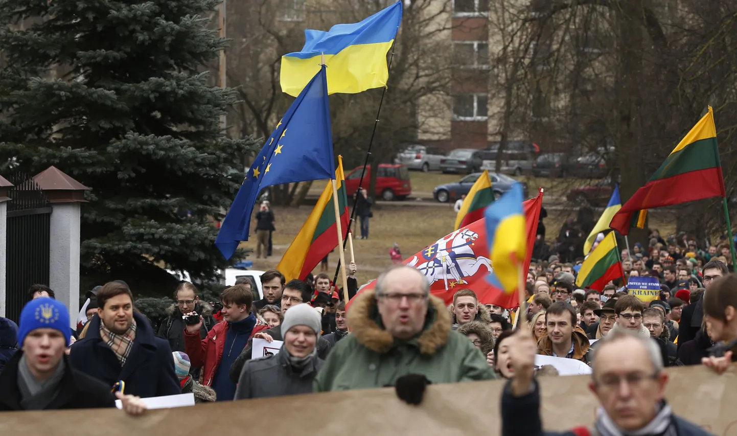Митинг протеста против российского вмешательства на Украине у посольства РФ в Вильнюсе.