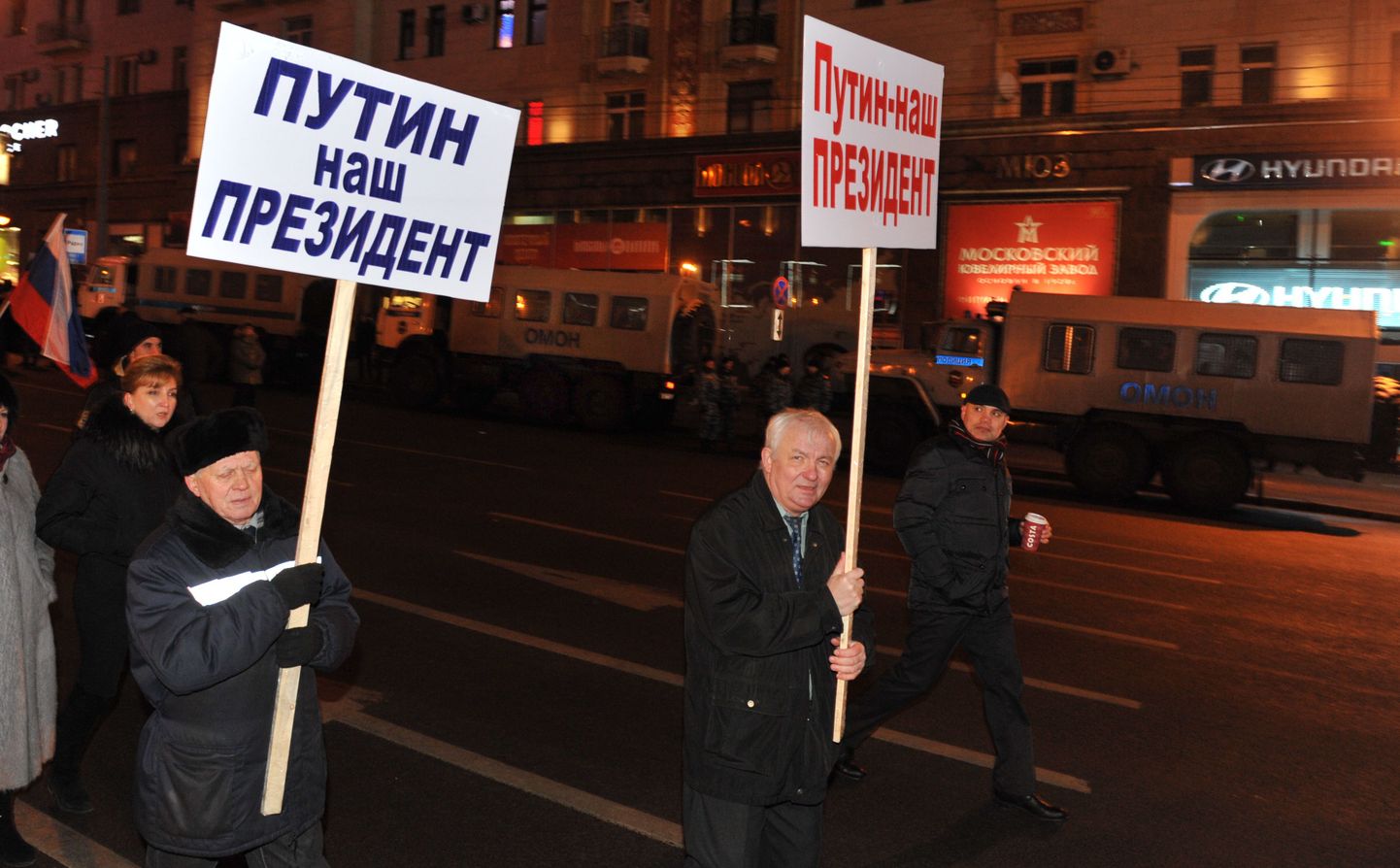 «Putin - meie president», teatavad meeste käes olevad loosungid Moskvas.