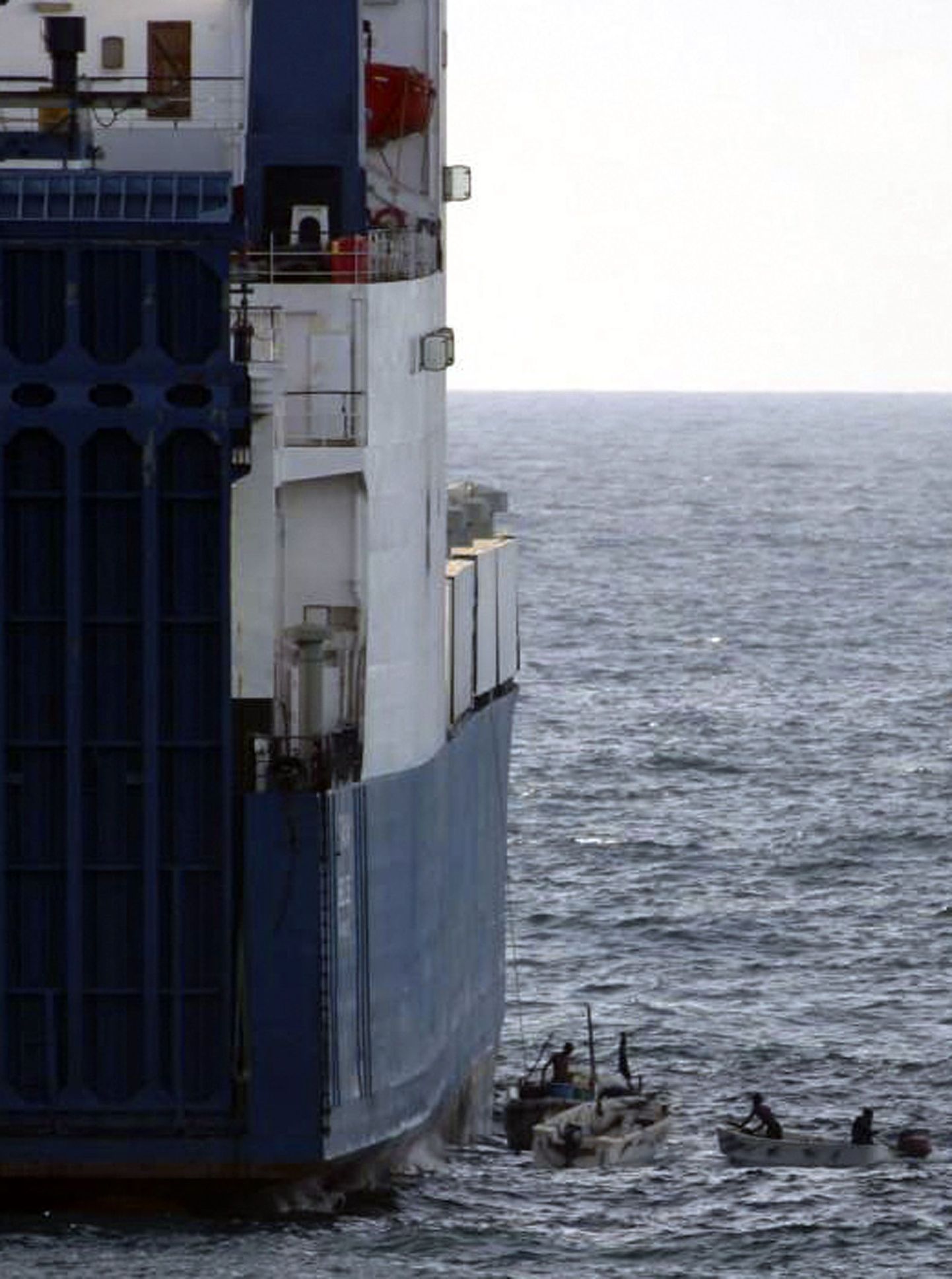 USA mereväe aluselt tehtud pilt relvalastiga Somaalia piraatide küüsi langenud Ukraina kaubalaevast Faina, mis sõidab maailma meredel Belize lipu all.