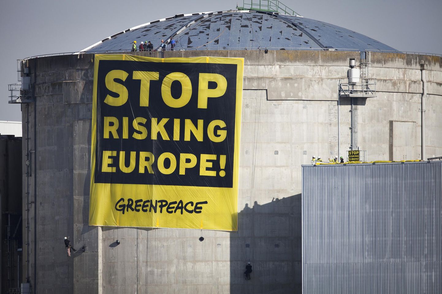 Looduskaitse aktivistide hoiatav plakat Fessenheimi tuumajaamas.