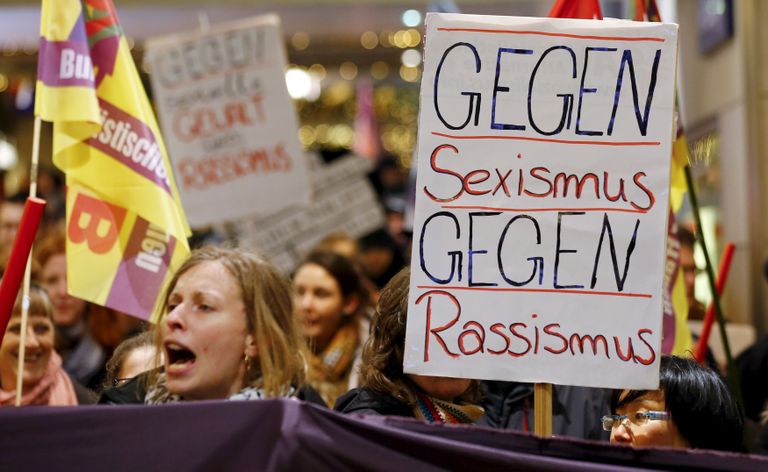 «Против сексизма. Против расизма» - так звучит лозунг на плакате. Фото: Reuters/Scanpix
