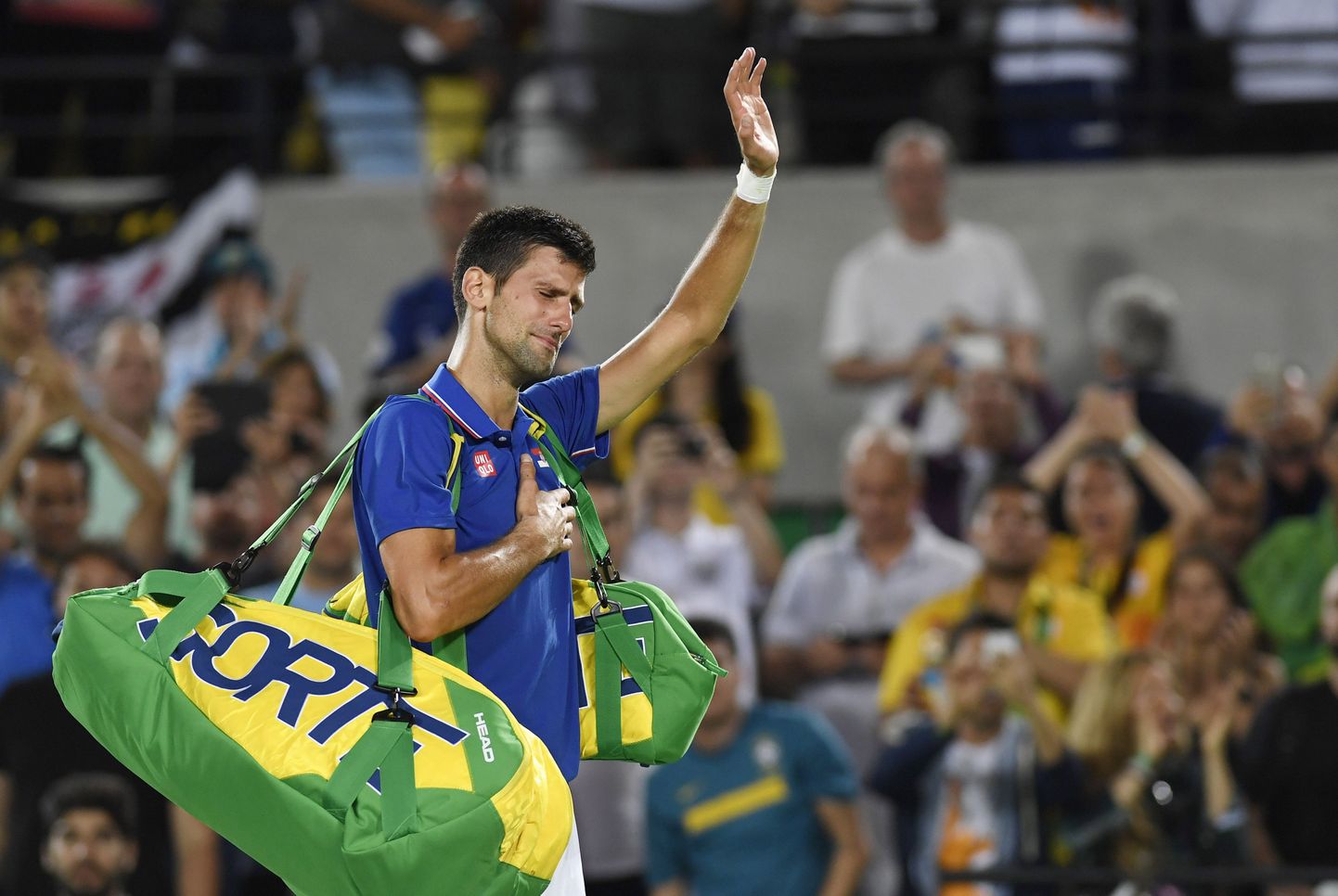Maailma esireket Novak Djokovic lahkus olümpiaväljakutelt, pisarad silmas.