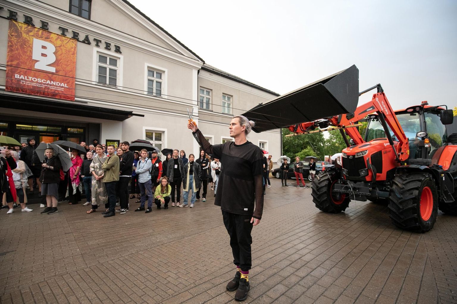 Baltoscandal 2022. Kiwa ja Henri Hüti ava-performance “Godot is a DJ”.