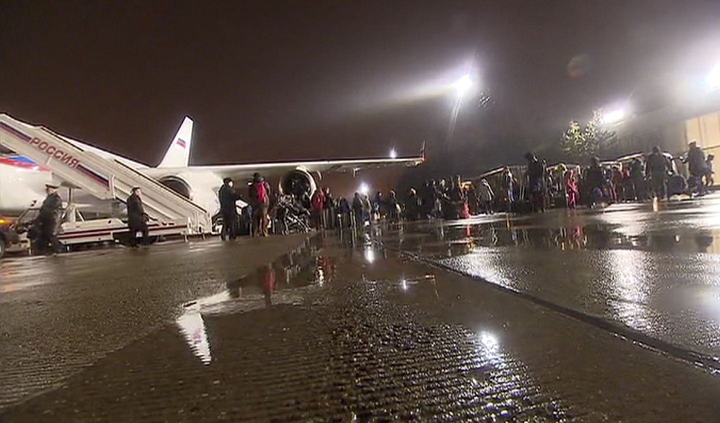 Vene diplomaadid saabuvad Vnukovo lennujaama.