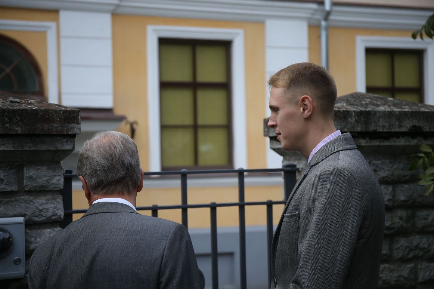 Raimond Kaljulaid (paremal) sai üleeile kahtlustuse omastamisele kaasaaitamises.