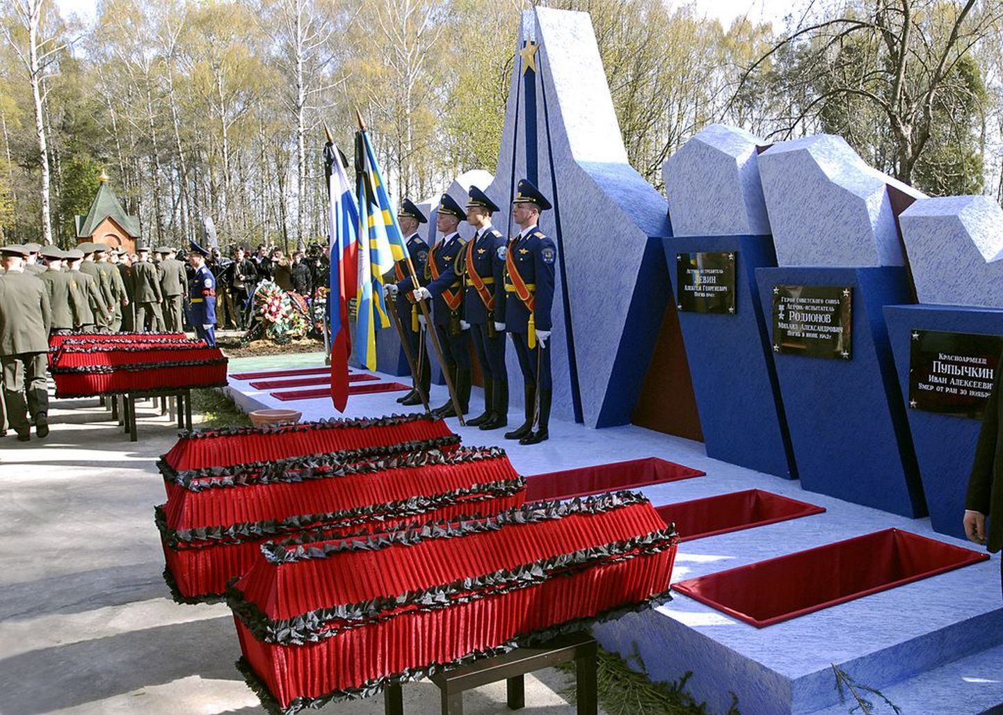 Moskva lähistel Himkis asunud sõjamonumendi juurest välja kaevatud kuus lendurit maeti ümber Novoluski kalmistule.