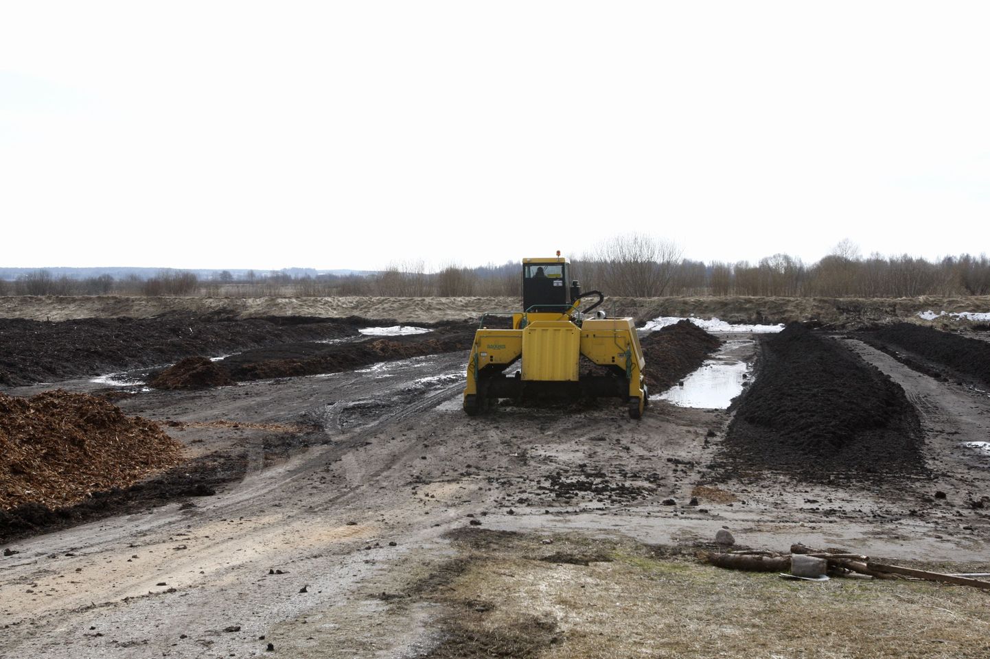 Kompostivaalud Tartu reoveepuhasti settekäitluskompleksis.