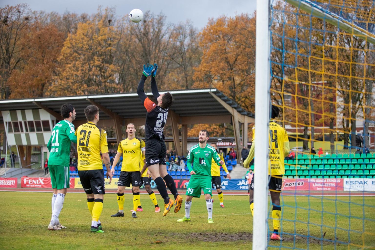 Tulevik hammustas laupäeval Viljandi linnastaadionil peetud Premium-liiga põhihooaja viimases kodumängus tabeli liidrit Levadiat ning võttis 3:2 võidu. Seejuures sai Premium-liiga esimese võidumängu kirja 17-aastane väravavaht Kaupo Kruusmäe.