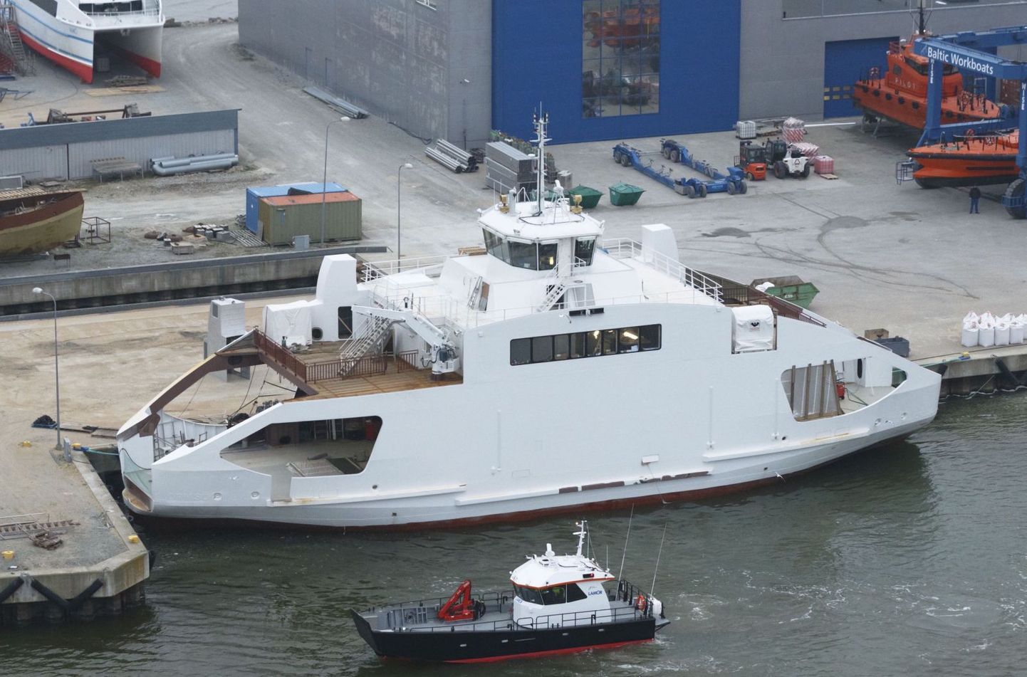 Parvlaeva ehitus Baltic Workboatsi tehases Nasval. Kihnu parvlaev tuleb sarnane Vormsi vahet sõitva Ormsöga.
