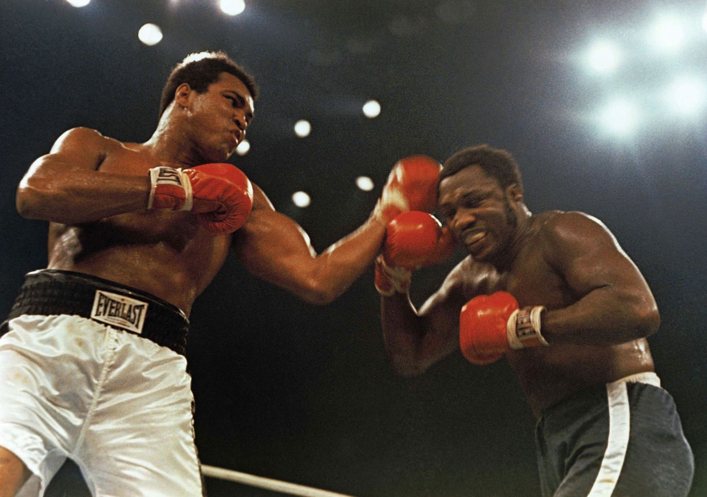 Muhammad Ali (vasakul) ja Joe Frazier.